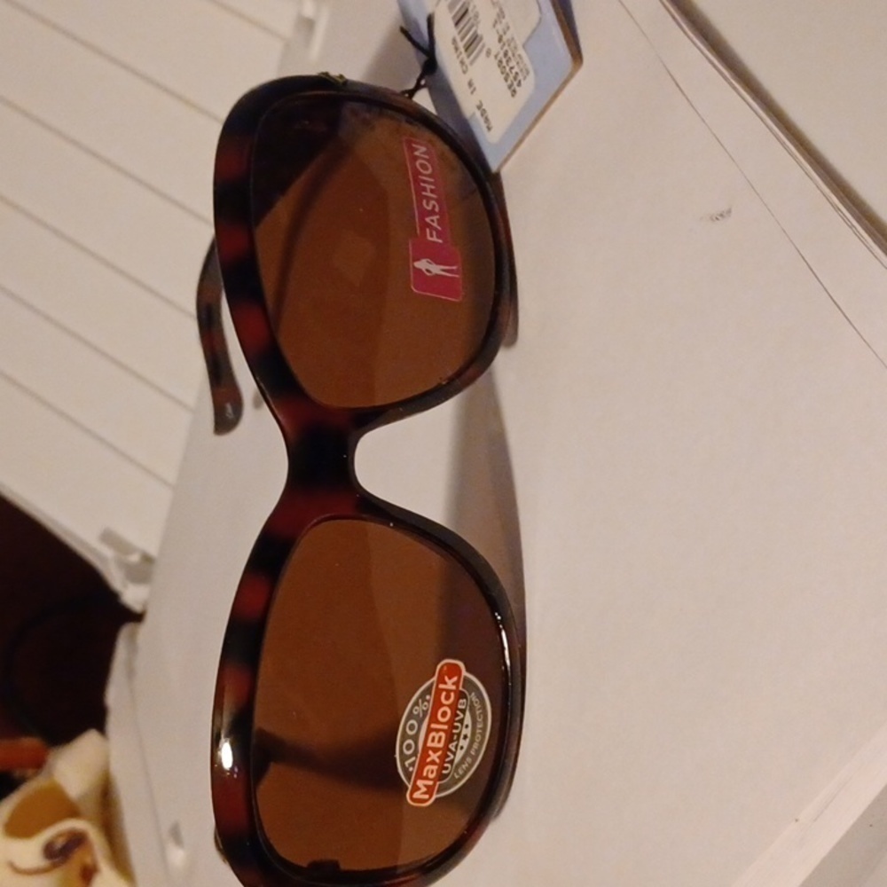 NWT - Foster Grant Luxury Fashion Sunglasses Resort 457310-1 - Picture 4 of 6